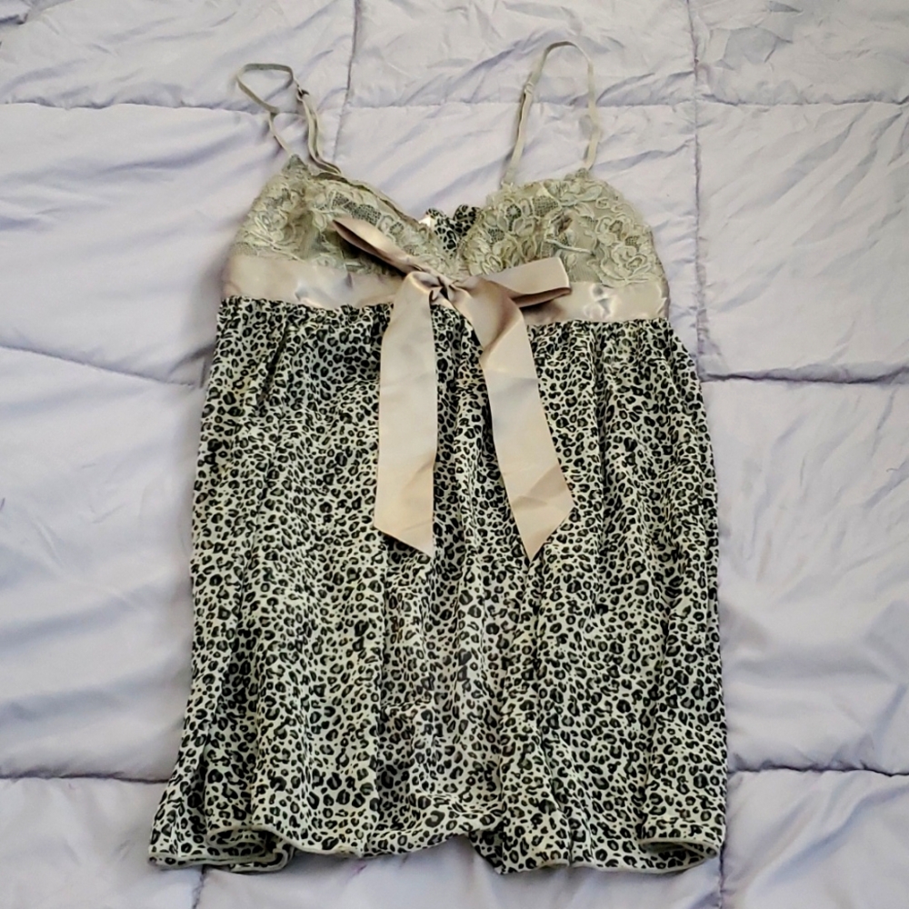 Inner secrets lingerie, gray leopard print with lace/bow, S, NWT